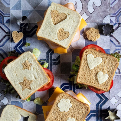 Άκης Πετρετζίκης: Παιδικά τοστάκια