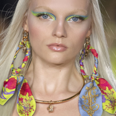 Versace SS/22: Στο show πoυ κράσαρε το internet είδαμε ένα μακιγιάζ όνειρο (+το προϊόν κλειδί)