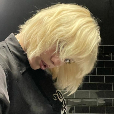 Γιατί η Billie Eilish έβαψε ξανθά τα μαλλιά της - Δεν είναι αυτό που νομίζεις