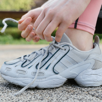 Τόσο καιρό δένεις με λάθος τρόπο τα κορδόνια σου! Πώς θα το κάνεις σωστά