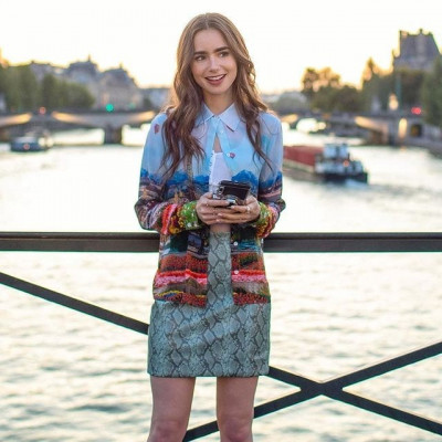 Ψάχνεις χτένισμα για το Halloween; Κάν'το όπως... η Emily in Paris