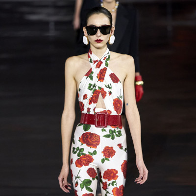 PFW: Η SS22 συλλογή του Saint Laurent είναι μια παριζιάνικη ωδή στη μόδα της δεκαετίας των '80s