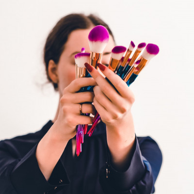 TikTok beauty: 5 φανταστικά hacks ομορφιάς που... θα σου λύσουν τα χέρια