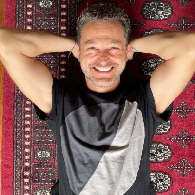 Ο Γιώργος Καραμίχος από τον Ήλιο στο Queen.gr: Μου λείπει που οι άντρες έπαψαν να φοράνε φουστανέλες