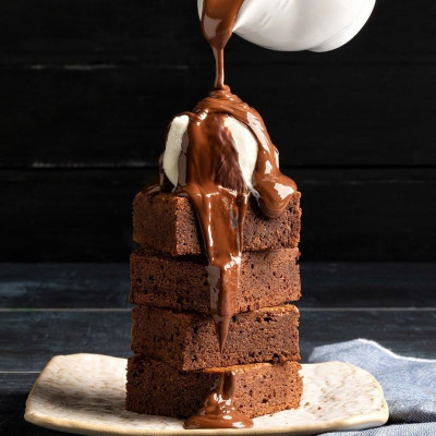 Άκης Πετρετζίκης: Brownies σοκολάτας γάλακτος