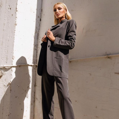 Το κοστούμι της Κατερίνας Καινούργιου είναι ό,τι πιο chic θα δεις σήμερα (photos)