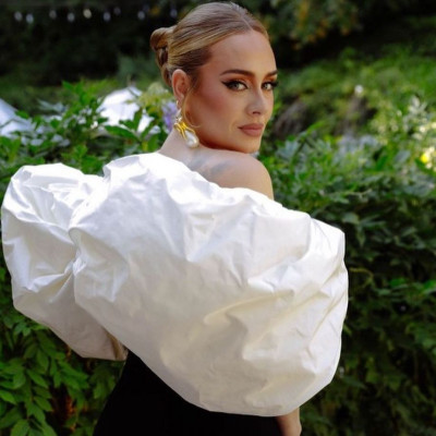 Η Adele πιο εντυπωσιακή από ποτέ στο εξώφυλλο της Βρετανικής Vogue (photos)