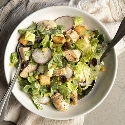 Άκης Πετρετζίκης: Σαλάτα με κοτόπουλο