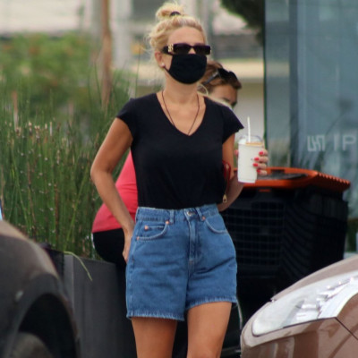 H Φαίη Σκορδά είναι μία από εμάς! Δείτε πώς βγήκε για να πάρει καφέ στη Γλυφάδα! (photos)