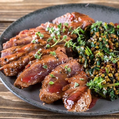 Άκης Πετρετζίκης: Ταλιάτα τόνου με σάλτσα ρόδι