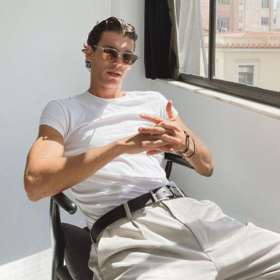 Βασίλης Μίχας: Όσα πρέπει να γνωρίζεις για τον πρωταγωνιστή της σειράς «Έρωτας με διαφορά»