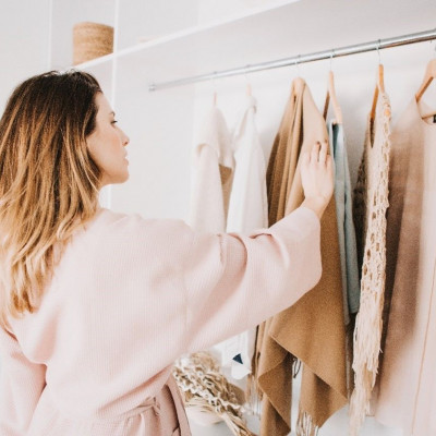 Trend Guide: Πώς θα δημιουργήσεις τη δική σου capsule γκαρνταρόμπα σε μία εξόρμηση για shopping