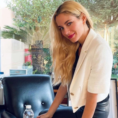 Αγκαλιά με τα δυο της παιδιά ποζάρει η Δούκισσα Νομικού