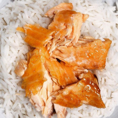 Σολομός με ρύζι: Η συντάγη που έγινε viral στο TikTok θα σε... ξετρελάνει