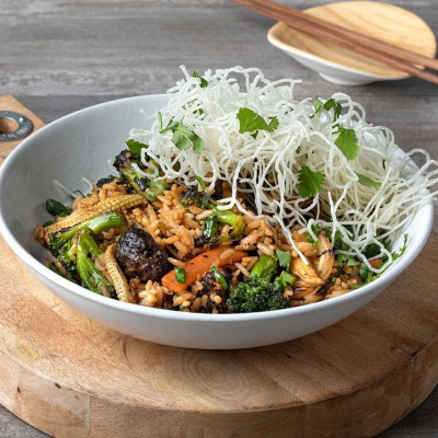 Άκης Πετρετζίκης: Stir fry λαχανικών με καστανό ρύζι