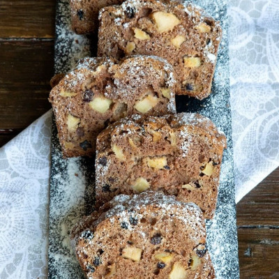 Άκης Πετρετζίκης: Κέικ μήλου χωρίς γλουτένη