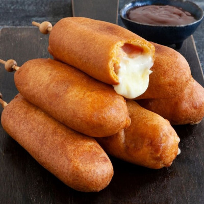 Άκης Πετρετζίκης: Corn dogs με μοτσαρέλα και μπέικον