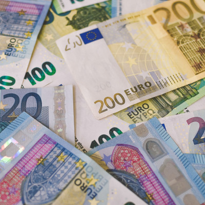 Έξυπνα tricks για να μη βγεις ποτέ εκτός προϋπολογισμού και να αποταμιεύσεις περισσότερα χρήματα