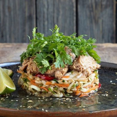 Άκης Πετρετζίκης: Ασιατική σαλάτα με καπνιστό τόνο