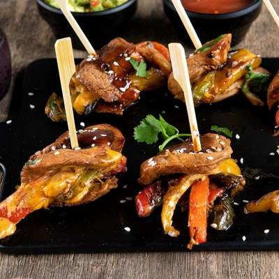 Άκης Πετρετζίκης: Γλυκόξινα χοιρινά φιλετάκια