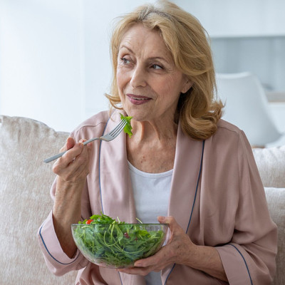 Διατροφή μετά τα 60: Οι 18 τροφές που πρέπει να αποφεύγετε (video)