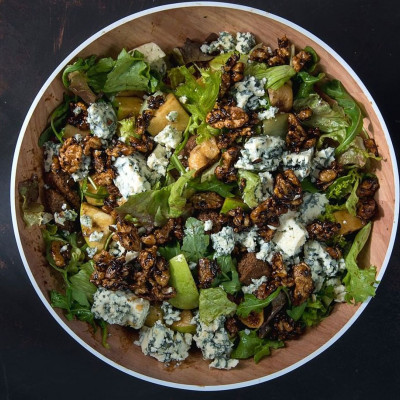 Άκης Πετρετζίκης: Πράσινη σαλάτα με αποξηραμένα σύκα και blue cheese