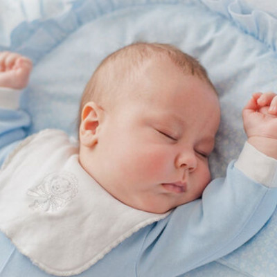 Γιατί ξυπνάει το μωρό όταν το ξαπλώνω στην κούνια;