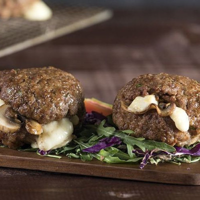 Άκης Πετρετζίκης: Γεμιστά μπιφτέκια light