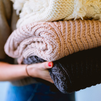 Πώς θα διπλώσεις τα πουλόβερ για να μην πιάνουν χώρο στην ντουλάπα (video)