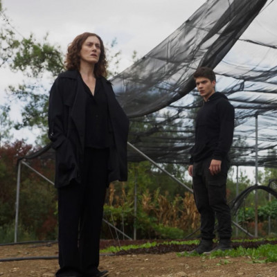 Γη της ελιάς: Η Χάιδω αντιμέτωπη με την ερωμένη του άντρα της - ο άγνωστος Βρεττάκος εμφανίζεται