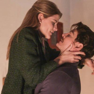 Άγριες Μέλισσες: Το τετ-α-τετ Δρόσως-Κωνσταντή και το τρυφερό φιλί «έλιωσαν» το Twitter