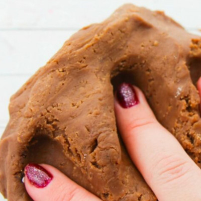 Βρώσιμη, σοκολατένια πλαστελίνη με τέσσερα υλικά – Πώς θα τη φτιάξετε