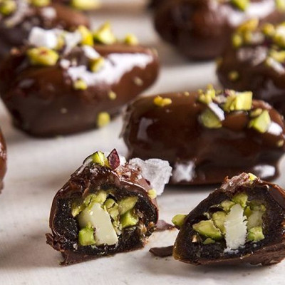 Άκης Πετρετζίκης: Σοκολατάκια με χουρμάδες και φιστίκια Aιγίνης