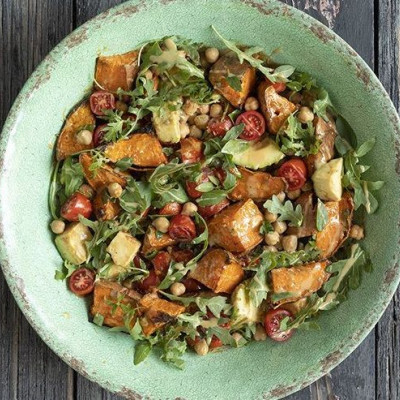 Άκης Πετρετζίκης: Σαλάτα με γλυκοπατάτες, ρεβίθια και σάλτσα από φιστικοβούτυρο