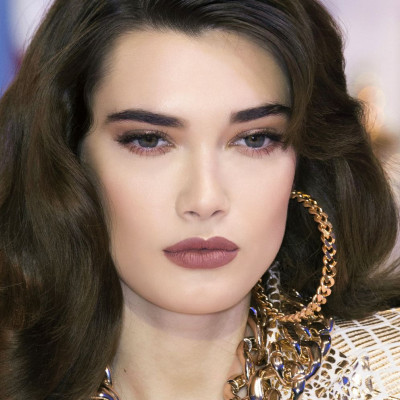 Hey brunette! Έχουμε όλα τα χρώματα για τα δικά σου χείλη