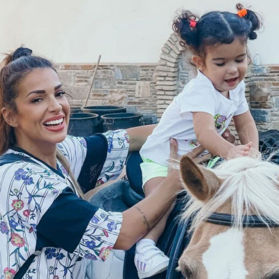 Μελίτα Παύλου: Μια μικρή κηπουρός στο σπίτι (εικόνες)