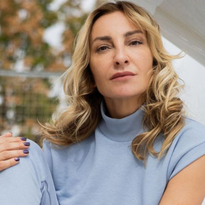 Ρούλα Ρέβη: Απαθανάτισε την κόρη της να κάνει aerial yoga στο σπίτι