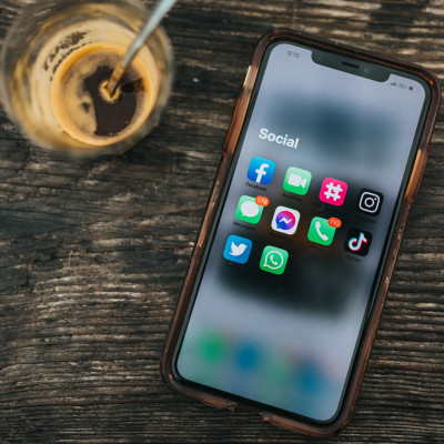 Πόσες ώρες πρέπει τελικά να ξοδεύουμε στα social media ημερησίως;