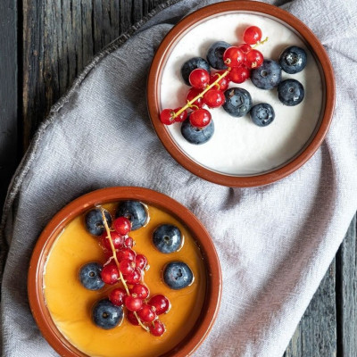 Άκης Πετρετζίκης: Vegan γιαούρτι καρύδας