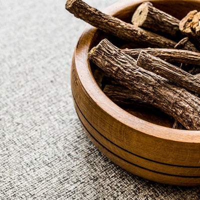 Γλυκόριζα: 6 σημαντικά οφέλη για το πεπτικό, το ανοσοποιητικό, τα δόντια (εικόνες)