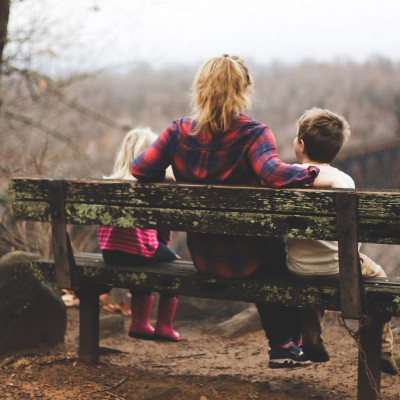 Γονείς και  burnout: Συμπτώματα, κίνδυνοι και πώς να τα βγάλετε πέρα