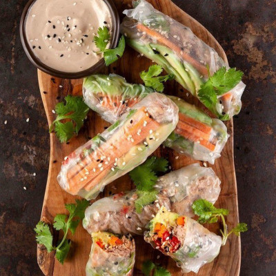 Άκης Πετρετζίκης: Rice paper rolls με καπνιστό τόνο