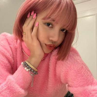 BLACKPINK: Η Lisa τόλμησε το απόλυτο καρέ κούρεμα και είναι απλά WOW (+10 καρέ για να διαλέξεις)