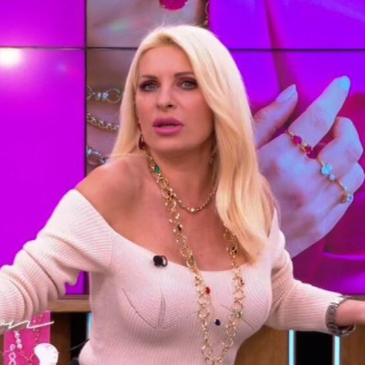 Ελένη Μενεγάκη: Παραλίγο ατύχημα on air – Έβγαλε τις γόβες της και… έβαλε τις φωνές (Video)