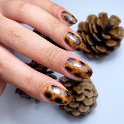 #TortoiseshellNails: Τα νύχια που θυμίζουν ταρταρούγα είναι απλά WOW (+10 σχέδια για να διαλέξεις)