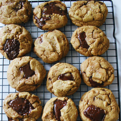 Αυτή η συνταγή για μπισκότα με κομμάτια σοκολάτας έχει γίνει viral στο TikTok - Φτιάξ' την κι εσύ!