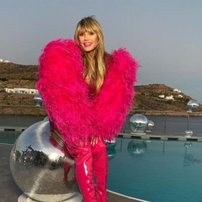 Η νέα καυτή εμφάνιση της Heidi Klum στη Μύκονο - Ο αισθησιακός χορός που έγινε viral