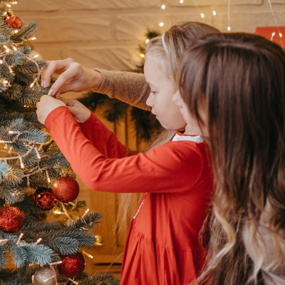 Όσοι στολίζουν νωρίς για τα Χριστούγεννα είναι ευτυχισμένοι, υποστηρίζει έρευνα