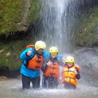 Γιώργος Λιάγκας:Βουτιά στα παγωμένα νερά του Λούσιου ποταμού με τους γιους του