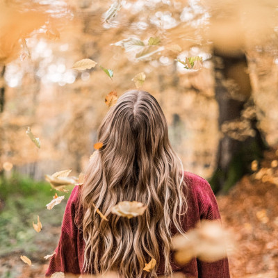 Σου μένουν τούφες μαλλιών στο χέρι; Δες τι φταίει και πώς θα το αντιμετωπίσεις